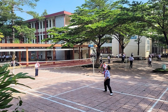 Trường công xin 'tự chủ' vì không đủ tiền trả lương giáo viên