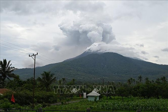 Hàng nghìn người phải sơ tán do núi lửa phun trào ở Indonesia