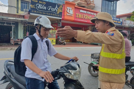 Ngăn chặn 'quái xế' tuổi học trò