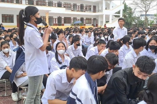 Gần 2.000 học sinh ở Kim Thành được tuyên truyền giáo dục phổ biến pháp luật