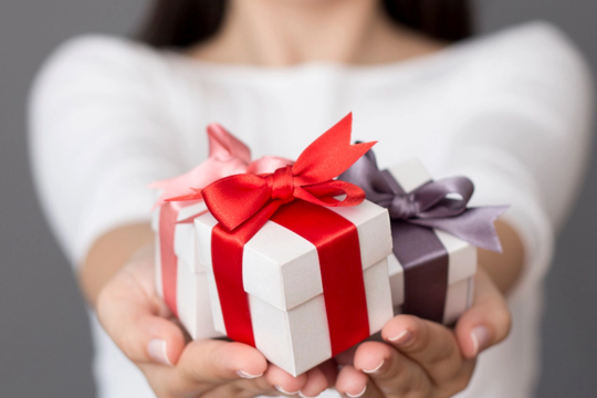 Bị hội phụ huynh cô lập vì không góp tiền mua quà tặng giáo viên