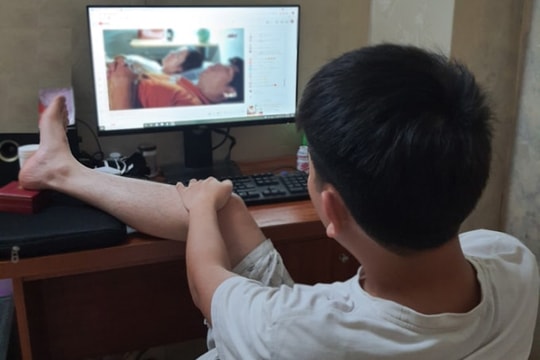 Những người vợ phải chăm chồng như con