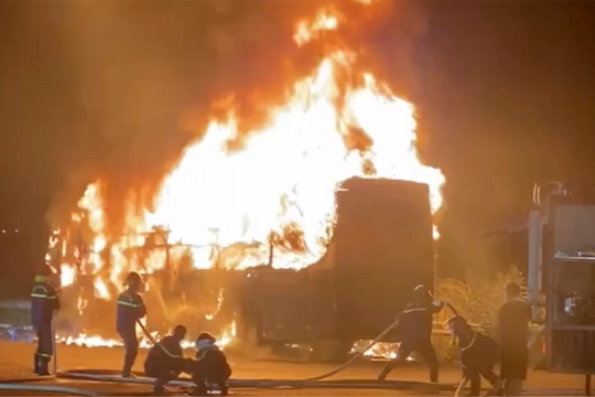 Xe khách giường nằm bốc cháy trong đêm, hành khách và tài xế tháo chạy