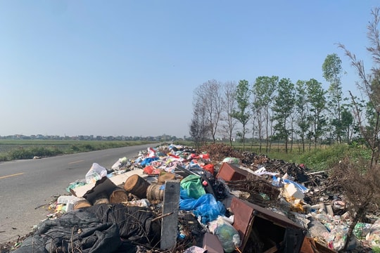 Rác thải lấn đường ở xã Ứng Hoè (Ninh Giang)