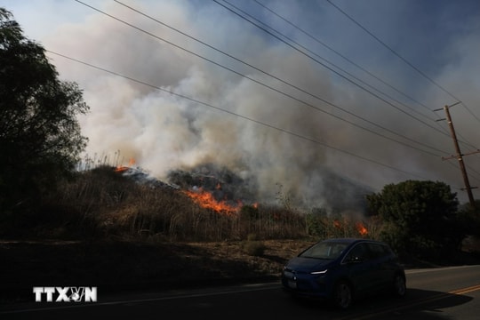 Hơn 100 ngôi nhà ở Mỹ bị thiêu rụi do cháy rừng Mountain Fire