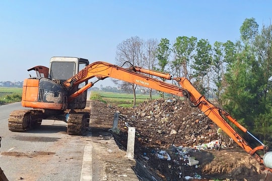 Rác thải lấn đường ở xã Ứng Hòe (Ninh Giang) đã được dọn dẹp