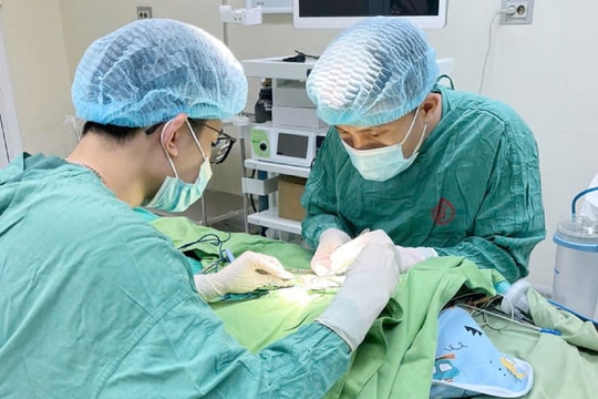 Phẫu thuật kịp thời cho bé gái 26 ngày tuổi ở Kinh Môn bị thoát vị bẹn