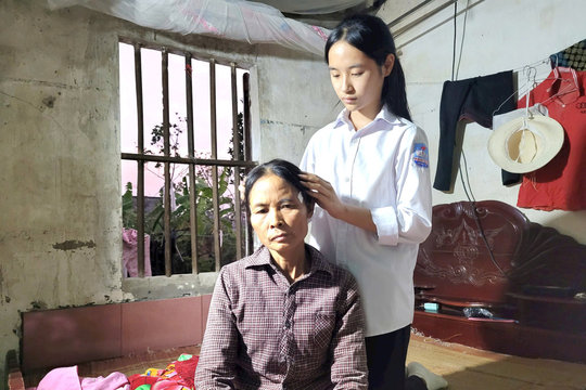 Bà Hậu không đủ tiền đóng học cho con