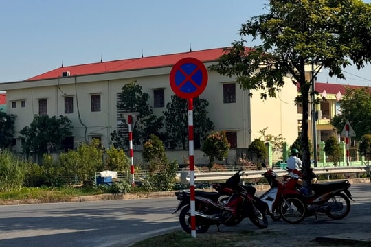 Đã cắm biển cấm đỗ, dừng gần ngã tư đường tỉnh 393 giao với đại lộ Võ Nguyên Giáp