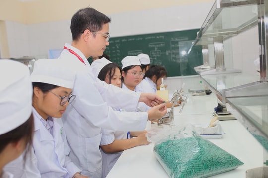 Học sinh THPT Ninh Giang II thử làm sinh viên Trường Cao đẳng Dược Trung ương