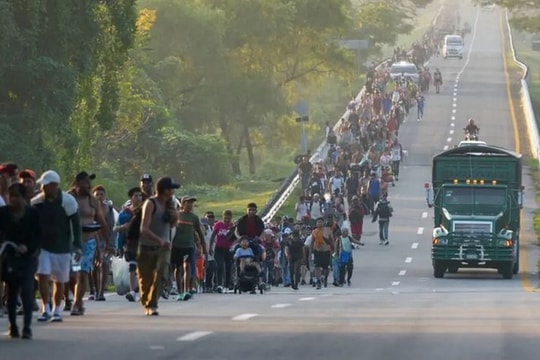 Phát hiện xe tải nhồi nhét 250 người di cư từ Mexico đến Mỹ