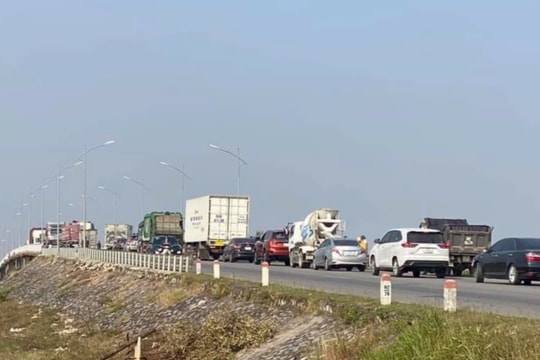 Tai nạn giao thông chết người làm khu vực cầu Bình ách tắc khoảng 1 giờ