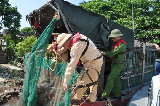 Thuyền đánh cá trên sông Thái Bình qua huyện Thanh Hà dùng kích điện
