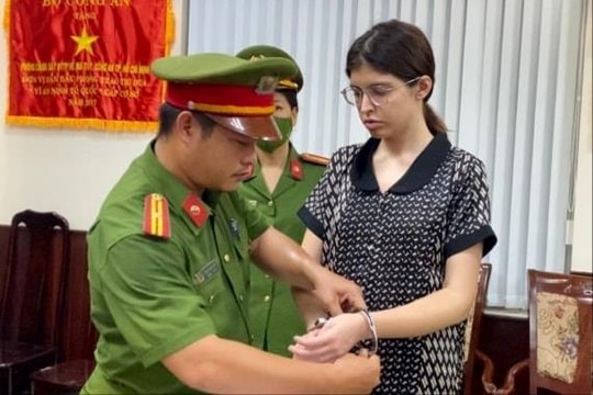Người mẫu Andrea Aybar và ca sĩ Chi Dân bị bắt