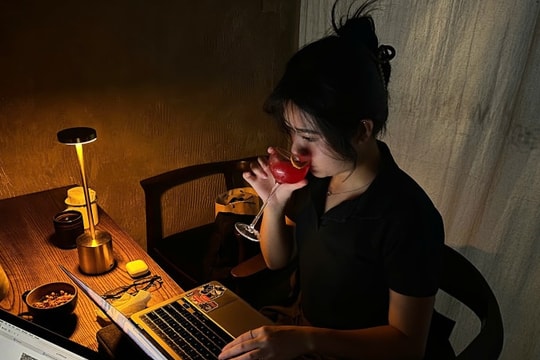 Những người trẻ đi bar để làm việc