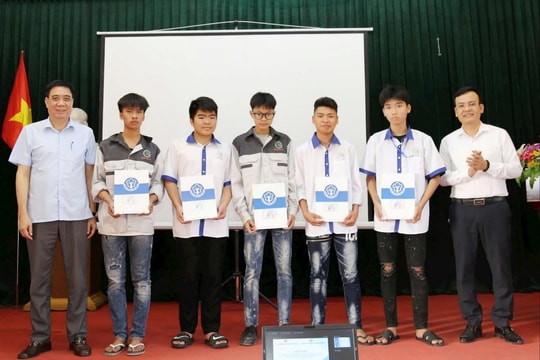Bảo hiểm Xã hội tỉnh tặng thẻ bảo hiểm y tế cho sinh viên