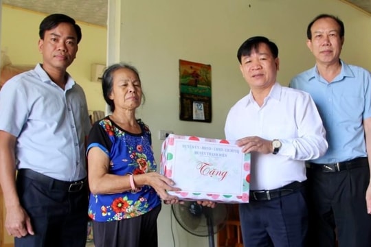 Thanh Miện tặng quà gia đình có hoàn cảnh khó khăn