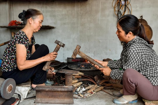 Những phụ nữ Tứ Kỳ giữ lửa nghề 'quai búa'