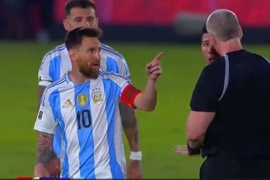 Messi chỉ mặt, quát trọng tài ở vòng loại World Cup