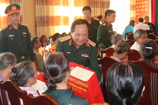 Thượng tướng Trịnh Văn Quyết dự Ngày hội Đại đoàn kết tại thôn Hạ Vĩnh (Thanh Hà)