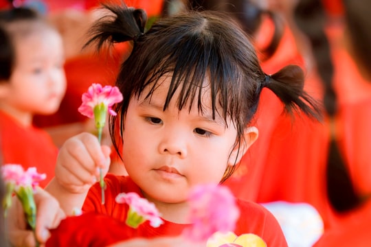 Ngộ nghĩnh các bé 3 tuổi Trường Mầm non Thạch Khôi thi cắm hoa