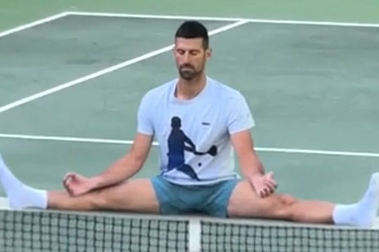 Khoảnh khắc ngồi thiền trên lưới của Djokovic gây sốt