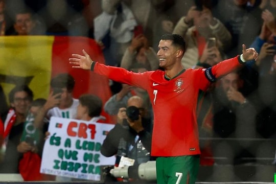 Ronaldo ghi siêu phẩm giúp Bồ Đào Nha vào tứ kết Nations League