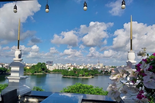 Ngắm hồ Bạch Đằng từ khách sạn Hữu Nghị