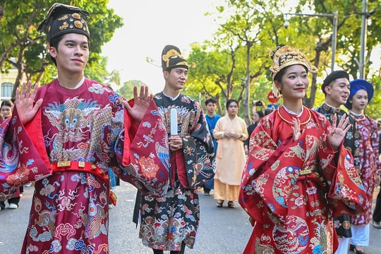 Hàng trăm người diễu hành cổ phục trên phố đi bộ Hà Nội