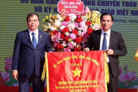 Trường THPT chuyên Nguyễn Trãi nhận cờ thi đua xuất sắc của UBND tỉnh
