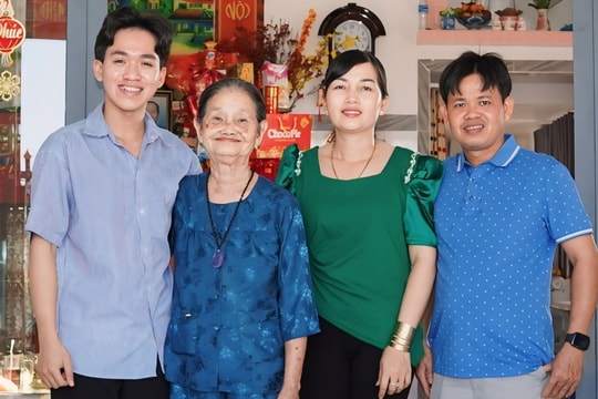 Cụ bà Long An trở thành ngôi sao mạng xã hội ở tuổi U90