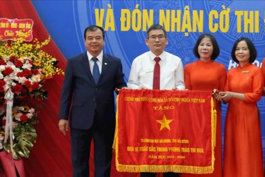 Trường Đại học Hải Dương nhận Cờ thi đua của Chính phủ