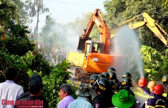 Khống chế 8 đối tượng dùng bom xăng, hung khí tấn công lực lượng chức năng