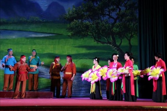 Vở chèo 'Gái ngoan dạy chồng' giành huy chương tại hội diễn 'Hội tụ sông Hồng'