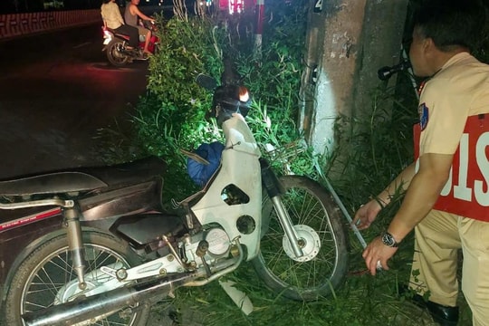Đưa xe máy cho bạn nhậu lái đâm vào cột điện tử vong, một thanh niên ở Gia Lộc bị khởi tố