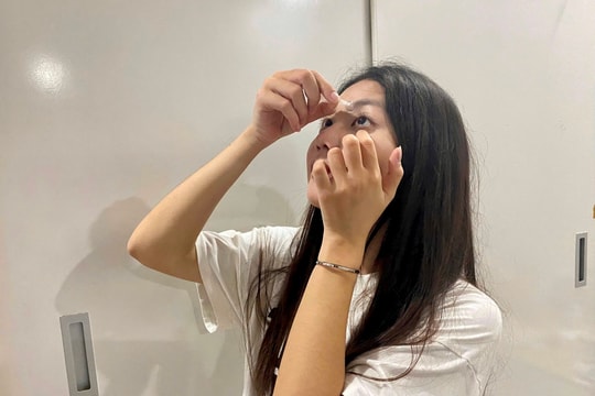 Thận trọng dùng kính áp tròng