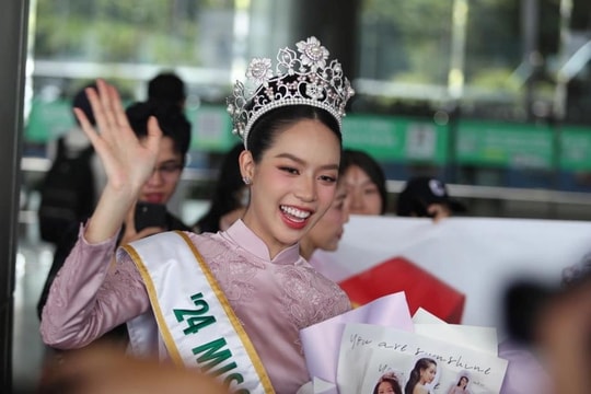 Hoa hậu quốc tế Thanh Thủy về nước, người hâm mộ hò reo ở sân bay
