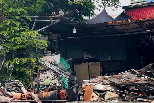 Tập kết phế liệu dễ cháy trong bãi để xe chợ Hải Tân (TP Hải Dương)