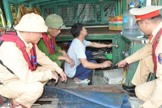 Một người ở Thanh Hà bị phạt và tịch thu ngư cụ do dùng kích điện bắt cá trên sông Thái Bình