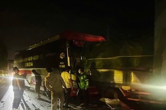 Tai nạn liên hoàn liên quan ô tô khách, quốc lộ 5 qua Cẩm Giàng ùn tắc khoảng 5 km