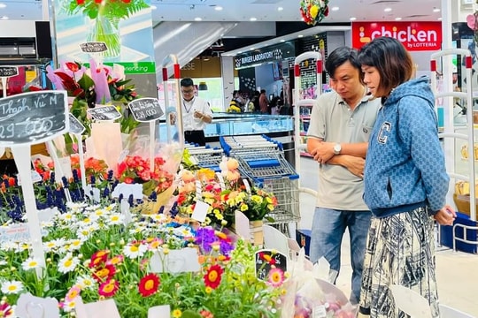 Đa dạng thị trường quà tặng Ngày Nhà giáo Việt Nam