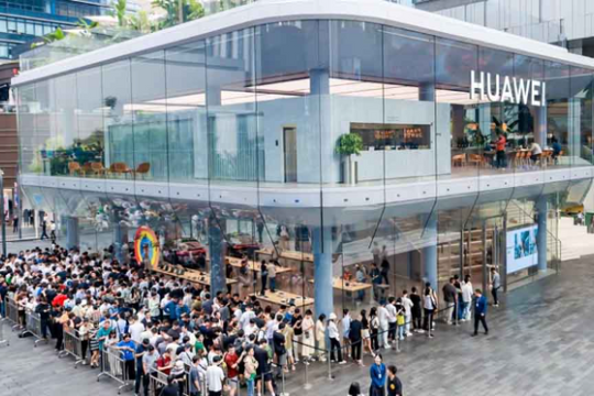 Xếp hàng dài đặt trước Huawei Mate 70