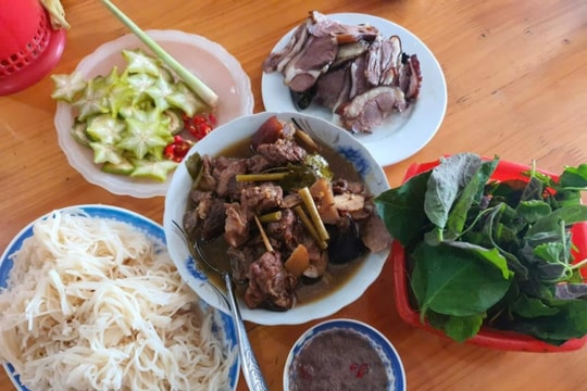 Ăn thịt chó bị đánh bả, 8 người phải nhập viện