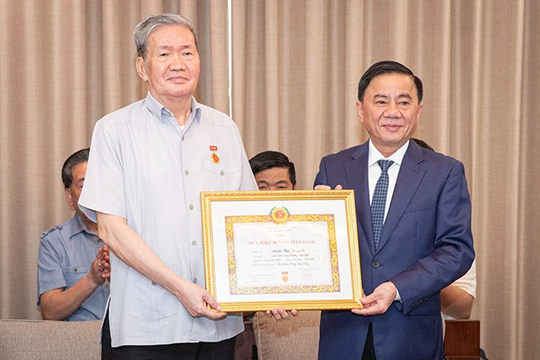 Trao Huy hiệu 50 năm tuổi Đảng cho đồng chí Đinh Thế Huynh