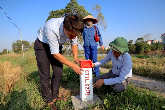 Cắm mốc chỉ giới bảo vệ góp phần ngăn chặn vi phạm công trình thủy lợi