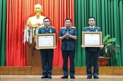Trao Huân chương Bảo vệ Tổ quốc hạng ba tặng hai phi công Trung đoàn 940