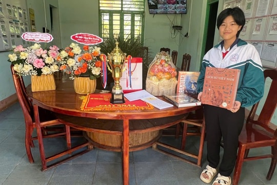 Nữ sinh lớp 8 ở Đắk Nông bất ngờ nhận thư tay của Bộ trưởng Giáo dục và Đào tạo