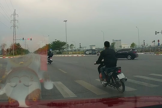 2 thanh niên vượt đèn đỏ trên đại lộ Võ Nguyên Giáp (TP Hải Dương) bằng tốc độ 'xé gió'