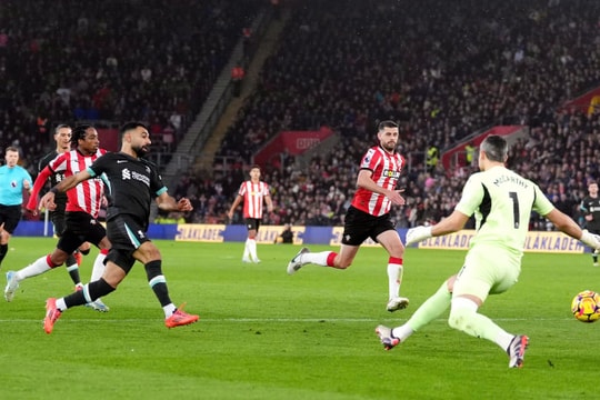 Liverpool tạo khoảng cách 8 điểm với Man City