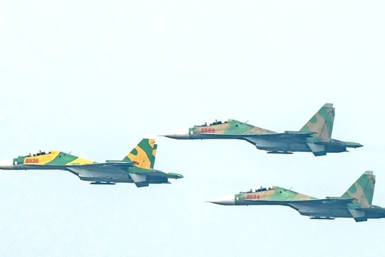 Phi đội tiêm kích Su-30MK2 và trực thăng Mi bay trên bầu trời Hà Nội